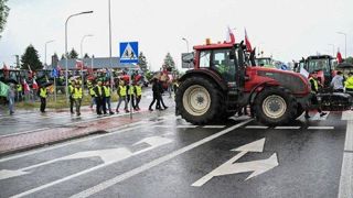 Pour protester contre « une concurrence déloyale » de l’Ukraine, des agriculteurs polonais ont rejoint des routiers pour bloquer des postes de frontière. Pour protester contre « une concurrence déloyale » de l’Ukraine, des agriculteurs polonais ont rejoint des routiers pour bloquer des postes de frontière.