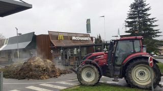 Pour réclamer davantage d'approvisionnements en viande d'origine française, des agriculteurs ont manifesté devant deux « fast-foods ». Pour réclamer davantage d'approvisionnements en viande d'origine française, des agriculteurs ont manifesté devant deux « fast-foods ».
