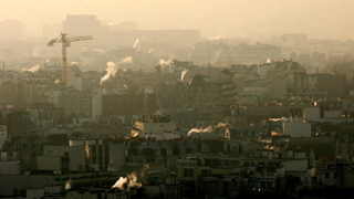 Le Conseil d’État condamne l’État français à payer la somme de 10 millions d’euros en raison d’un manque d’efforts de la part du gouvernement dans le cadre de la lutte contre la pollution de l'air. Le Conseil d’État condamne l’État français à payer la somme de 10 millions d’euros en raison d’un manque d’efforts de la part du gouvernement dans le cadre de la lutte contre la pollution de l'air.