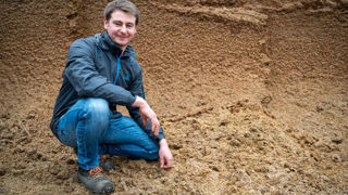Alexis Losser, éleveur laitier en Alsace : " le mélange de coproduits permet de mieux maîtriser le coût alimentaire avec une ressource locale qui amène à la fois de la MAT et des UF". Alexis Losser, éleveur laitier en Alsace : " le mélange de coproduits permet de mieux maîtriser le coût alimentaire avec une ressource locale qui amène à la fois de la MAT et des UF".