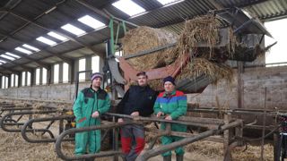 David Richard (au milieu) a modifié le chariot élévateur pour aider son père Jean-Paul (à droite) et son frère Franck (à gauche).