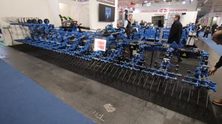 Carré étend sa gamme de bineuses Klinéa, avec des machines atteignant les 12 m de largeur.