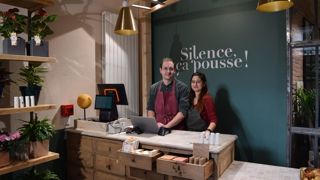 La boutique "Silence, ça pousse !" à Angers est ouverte en continu, cinq jours sur sept et emploie deux salariés : Yohann et Lucie.