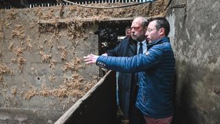 Le 1er décembre 2023, le ministre de la Justice, Éric Dupond-Moretti, visite le Gaec de Saint-Barthélémy en compagnie de Nicole Le Peih, députée du Morbihan, rapporteuse de la proposition de loi sur les troubles anormaux de voisinage. Le 1er décembre 2023, le ministre de la Justice, Éric Dupond-Moretti, visite le Gaec de Saint-Barthélémy en compagnie de Nicole Le Peih, députée du Morbihan, rapporteuse de la proposition de loi sur les troubles anormaux de voisinage.