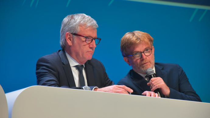 Jean-François Loiseau, président d’Axéréal, également patron des céréaliers et des meuniers, et Marc Fesneau, ministre de l’Agriculture et de la Souveraineté alimentaire, lors de l’assemblée générale d’Axéréal, jeudi 7 décembre, à Orléans (Loiret). Les deux hommes se connaissent bien, ils viennent du même département, le Loir-et-Cher.