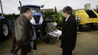 Les stocks, en particulier de tracteurs, sont à un niveau anormalement haut qui fragilise la trésorerie des concessionnaires. Les stocks, en particulier de tracteurs, sont à un niveau anormalement haut qui fragilise la trésorerie des concessionnaires.