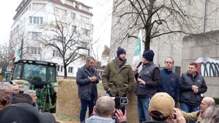 Exaspérés depuis un an par l’incapacité de la Région à leur verser les aides européennes au titre des projets JA et de modernisation, JA et les FDSEA de la Région Bourgogne-Franche-Comté ont manifesté le 15 décembre 2023 devant l’hôtel de Région à Dijon. Exaspérés depuis un an par l’incapacité de la Région à leur verser les aides européennes au titre des projets JA et de modernisation, JA et les FDSEA de la Région Bourgogne-Franche-Comté ont manifesté le 15 décembre 2023 devant l’hôtel de Région à Dijon.