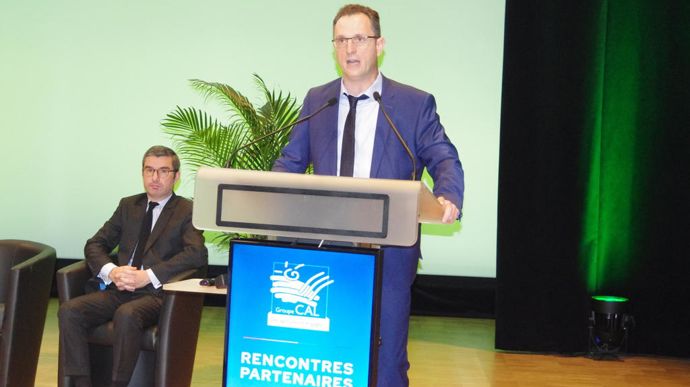 « L’exercice 2022-2023 restera marqué dans nos esprits, notamment en raison de la très forte volatilité des cours, de l’instabilité géopolitique et des taux d’intérêt élevés pour emprunter », soulignait Pierre-Yves Simonin (au pupitre), président de la Cal, au côté du DG, Pierre-Antoine Ferru, lors de l’assemblée générale du groupe, vendredi 15 décembre, à Nancy (Meurthe-et-Moselle).