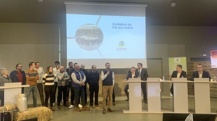 Le nouveau président de La Tricherie, Thibaud Deschamps (au micro), succède à Alain Bergeon (au fond, derrière les pupitres). Ici lors de l'assemblée générale de la coopérative jeudi 14 décembre à Bonneuil-Matours (Vienne).