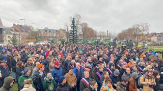 Un « petit millier » de personnes se sont rassemblées à Beauvais pour soutenir Vincent Verschuere, condamné pour trouble de voisinage. Un « petit millier » de personnes se sont rassemblées à Beauvais pour soutenir Vincent Verschuere, condamné pour trouble de voisinage.