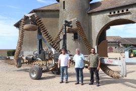 Le chef d'exploitation Michel Caffin (au milieu) et ses deux salariés, Jérôme Foreau (à droite) et Christophe Menestreau (à gauche), sont tous les trois convaincus par le déchaumeur à chaîne KSE de Fliegl.