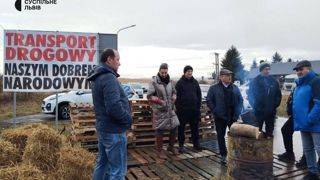 Les passages principaux frontaliers entre l'Ukraine et la Pologne ont été bloqué par des mouvements de protestation portés par les routiers et les agriculteurs polonais. Les passages principaux frontaliers entre l'Ukraine et la Pologne ont été bloqué par des mouvements de protestation portés par les routiers et les agriculteurs polonais.