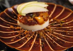 Panna cotta au lait ribot façon tatin selon une recette de Yoni Saada, le chef du restaurant Zaza à Paris.