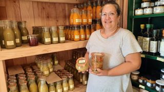 Pour Emma Rigolet, responsable du potager de Séguret, la consigne des pots en verre fidélise le client. Pour Emma Rigolet, responsable du potager de Séguret, la consigne des pots en verre fidélise le client.