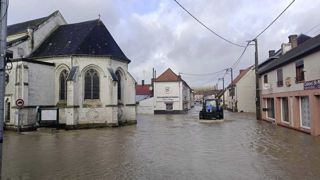 A Thérouanne, des agriculteurs se sont relayés pour transporter les habitants et franchir la rivière en crue. A Thérouanne, des agriculteurs se sont relayés pour transporter les habitants et franchir la rivière en crue.