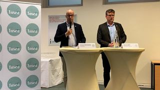 Le président de la FNSEA, Arnaud Rousseau, dans les locaux du syndicat avec Hervé Lapie, secrétaire général . Le président de la FNSEA, Arnaud Rousseau, dans les locaux du syndicat avec Hervé Lapie, secrétaire général .