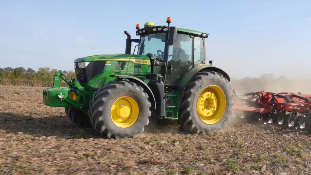 Le John Deere 6R 185 développe 204 ch de puissance maximale et s’équipe uniquement de la transmission à variation continue.