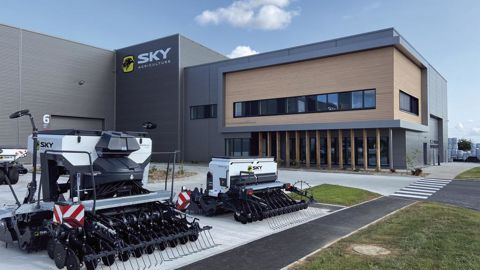 Sur son site de Châteaubourg (35), le Groupe Burel s’est doté en mai 2023 d’un centre de formation technique dédié aux techniciens des concessions de matériels agricoles. Sur son site de Châteaubourg (35), le Groupe Burel s’est doté en mai 2023 d’un centre de formation technique dédié aux techniciens des concessions de matériels agricoles.