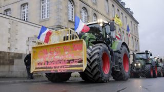Un bruyant cortège de tracteurs a traversé le centre-ville de Rennes le 25 janvier 2024 à l'occasion d'une manifestation organisée par la Coordination rurale.