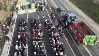 Le 78e congrès de la FDSEA du Rhône s'est tenu en plein milieu de l'autoroute. Le 78e congrès de la FDSEA du Rhône s'est tenu en plein milieu de l'autoroute.