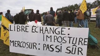 La Confédération paysanne demande aux autres syndicats de porter ensemble deux causes communes auprès du gouvernement sur les prix et les accords de libre-échange. La Confédération paysanne demande aux autres syndicats de porter ensemble deux causes communes auprès du gouvernement sur les prix et les accords de libre-échange.