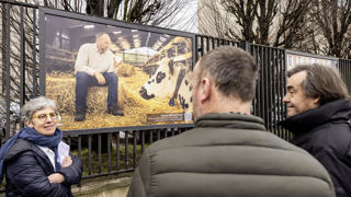 À Rouen, les portraits de 39 producteurs fermiers sont affichés sur les grilles de l’Hôtel du Département de la Seine-Maritime. À Rouen, les portraits de 39 producteurs fermiers sont affichés sur les grilles de l’Hôtel du Département de la Seine-Maritime.