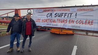 « Nous sommes de ceux qui façonnent les paysages, qui créent des terrains fertiles pour la biodiversité en ville comme à la campagne, qui participent à rendre notre monde plus viable. Pour autant notre voix reste inaudible et notre travail n’est pas rémunéré à sa juste valeur », rappellent les horticulteurs, eux aussi en colère. « Nous sommes de ceux qui façonnent les paysages, qui créent des terrains fertiles pour la biodiversité en ville comme à la campagne, qui participent à rendre notre monde plus viable. Pour autant notre voix reste inaudible et notre travail n’est pas rémunéré à sa juste valeur », rappellent les horticulteurs, eux aussi en colère.