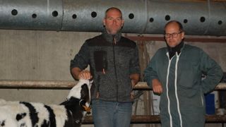 Arnaud et Jérôme Goupy maîtrisent aujourd’hui la ventilation de la nurserie installée dans une ancienne étable entravée.