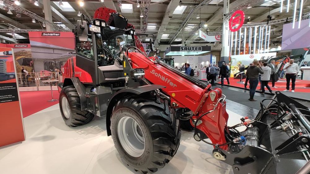 Schäffer améliore ses 8620 T-3 et 9640 T-3 avec une nouvelle cabine lors d'Agritechnica 2023. Schäffer améliore ses 8620 T-3 et 9640 T-3 avec une nouvelle cabine lors d'Agritechnica 2023.