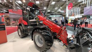 Schäffer améliore ses 8620 T-3 et 9640 T-3 avec une nouvelle cabine lors d'Agritechnica 2023. Schäffer améliore ses 8620 T-3 et 9640 T-3 avec une nouvelle cabine lors d'Agritechnica 2023.