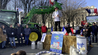 « Le concept de lait équitable fonctionne et doit être reconnu d'utilité publique », réclame Adrien Lefèvre, président de l'Apli lors dune manifestation devant l'Assemblée nationale. « Le concept de lait équitable fonctionne et doit être reconnu d'utilité publique », réclame Adrien Lefèvre, président de l'Apli lors dune manifestation devant l'Assemblée nationale.