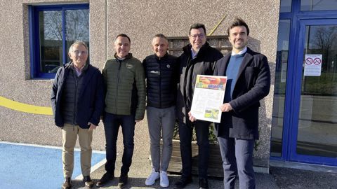 De gauche à droite : Alain Etiévant, dirigeant de Cérès (filiale du groupe Fénix Evolution), Olivier Morant, chef de marché Espaces verts du Groupe Perret, Franck Girard, directeur de Biotech Nature et du pôle Fertilisation du Groupe Perret, Bernard Perret, président du Groupe Perret, et Samuel Marc, dirigeant de Fénix Evolution.