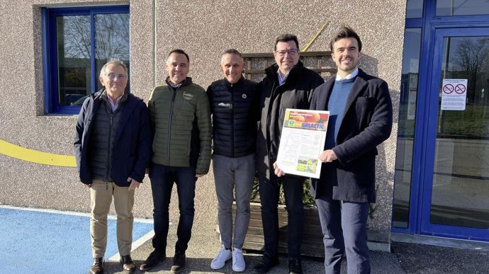 De gauche à droite : Alain Etiévant, dirigeant de Cérès (filiale du groupe Fénix Evolution), Olivier Morant, chef de marché Espaces verts du Groupe Perret, Franck Girard, directeur de Biotech Nature et du pôle Fertilisation du Groupe Perret, Bernard Perret, président du Groupe Perret, et Samuel Marc, dirigeant de Fénix Evolution.