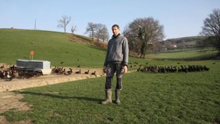 « Des agents vont venir analyser nos pratiques. Nous poursuivons notre travail comme d’habitude, en plein air », résume Patrick Dagorret, éleveur de canes à rôtir à Irissarry au Pays basque (Pyrénées-Atlantiques). « Des agents vont venir analyser nos pratiques. Nous poursuivons notre travail comme d’habitude, en plein air », résume Patrick Dagorret, éleveur de canes à rôtir à Irissarry au Pays basque (Pyrénées-Atlantiques).