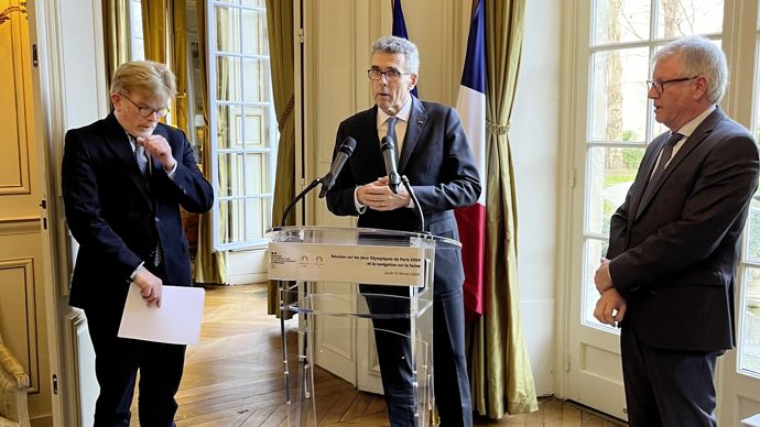 De gauche à droite, Marc Fesneau, ministre de l'Agriculture, Marc Guillaume, préfet d'Ile-de-France et de Paris, et Jean-François Loiseau, président d'Intercéréales, lors de la présentation du protocole d'accord pour permettre le transport des céréales sur la Seine durant les JO.