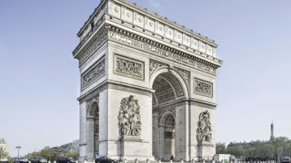 Sur la place de l’Étoile. Sur la place de l’Étoile.