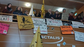 La Confédération paysanne pénètre le siège social de Lactalis pour défendre le revenu des agriculteurs. La Confédération paysanne pénètre le siège social de Lactalis pour défendre le revenu des agriculteurs.