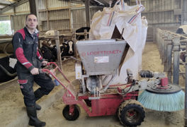 Pour nettoyer ses 120 logettes, Thomas utilise une e-Logettenet + du constructeur ECS. Pour nettoyer ses 120 logettes, Thomas utilise une e-Logettenet + du constructeur ECS.