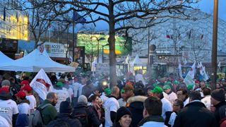 À plus d’une heure de l’ouverture du Salon, ils étaient environ 200 rassemblés devant les portes du parc des expositions, pour attendre le président de la République. À plus d’une heure de l’ouverture du Salon, ils étaient environ 200 rassemblés devant les portes du parc des expositions, pour attendre le président de la République.