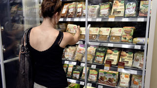Un nouveau décret définit les dénominations des produits contenant des protéines végétales. Un nouveau décret définit les dénominations des produits contenant des protéines végétales.