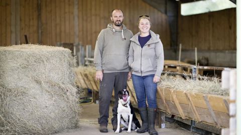 Anne-Sophie et Charles Teruin, les exploitants de la ferme préemptée par la mairie de Pont-Saint-Martin se sont reconvertis en brebis laitières.