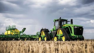 John Deere présente trois modèles supplémentaires de 9RX, affichant jusqu'à 830 ch. John Deere présente trois modèles supplémentaires de 9RX, affichant jusqu'à 830 ch.