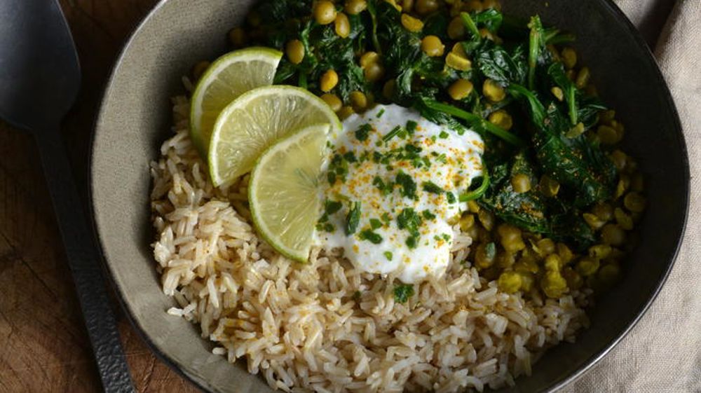 Dahl de pois cassés et d’épinards.