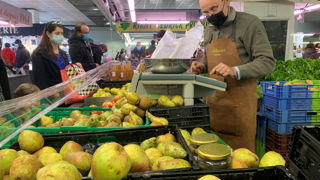100 millions d'euros en plus seront investis dans le plan de souveraineté de la filière des fruits et légumes en 2024. 100 millions d'euros en plus seront investis dans le plan de souveraineté de la filière des fruits et légumes en 2024.
