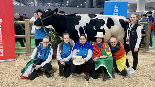 (De gauche à droite) Caméline, Angéline, Sarah, Noa, Lara, Hugo, Anne-Séverine et leur mascotte Olympe ont terminé, sourires aux lèvres, leur dernière épreuve du grand oral. (De gauche à droite) Caméline, Angéline, Sarah, Noa, Lara, Hugo, Anne-Séverine et leur mascotte Olympe ont terminé, sourires aux lèvres, leur dernière épreuve du grand oral.