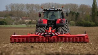 Maschio-Gaspardo renforce ses herses rotatives repliables, augmentant leur puissance admissible jusqu'à 20 chevaux. Maschio-Gaspardo renforce ses herses rotatives repliables, augmentant leur puissance admissible jusqu'à 20 chevaux.