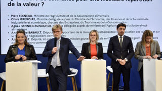 Olivia Grégoire, ministre déléguée auprès du ministre de l'Economie et finances, Marc Fesneau, ministre de l'Agriculture, Agnès Pannier-Runacher, ministre déléguée auprès du ministre de l'Agriculture, Anne-Laure Babault, députée (Modem) et Alexis Izard (Renaissance), tous deux co-raporteurs de la mission sur l'évaluation des lois Egalim intervenaient le 2 mars 2024 au Salon international de l'agriculture.