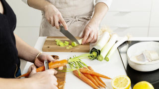 Pour gagner du temps et de l'argent, Auriane Vuilliot conseille d'établir des menus hebdomadaires à base de produits bruts et de saison. Pour gagner du temps et de l'argent, Auriane Vuilliot conseille d'établir des menus hebdomadaires à base de produits bruts et de saison.