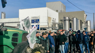 18 janvier 2024. Mobilisation des producteurs de lait devant la laiterie du groupe Lactalis à Saint-Florent-le-Vieil, dans la Maine-et-Loire. 18 janvier 2024. Mobilisation des producteurs de lait devant la laiterie du groupe Lactalis à Saint-Florent-le-Vieil, dans la Maine-et-Loire.