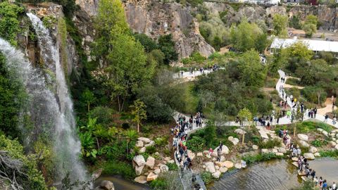 A Nantes, le Jardin Extraordinaire sur l'ancienne carrière Misery a obtenu le grand prix du jury des Victoires du Paysage 2020. Arrosage System a réalisé la cascade de 25 mètres de haut et l'agence nantaise d'Idverde les travaux d'espaces verts. Les végétaux ont été fournis par les pépinières du Val d'Erdre et Lepage. La conception est signée par Phytolab. A Nantes, le Jardin Extraordinaire sur l'ancienne carrière Misery a obtenu le grand prix du jury des Victoires du Paysage 2020. Arrosage System a réalisé la cascade de 25 mètres de haut et l'agence nantaise d'Idverde les travaux d'espaces verts. Les végétaux ont été fournis par les pépinières du Val d'Erdre et Lepage. La conception est signée par Phytolab.